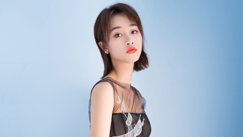 蓝盈莹蔡文静颁奖礼意外撞衫，同款礼服演绎两种风格引热议